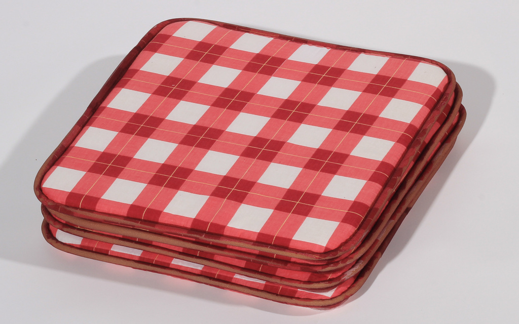 Sedák červená kostka 1